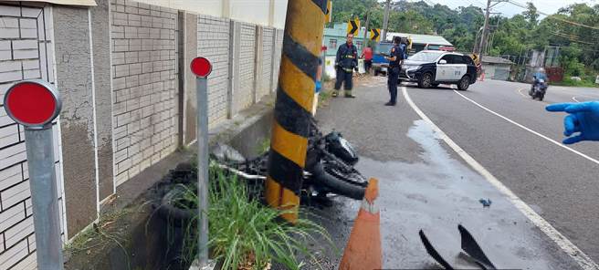 罗男骑黄牌重机行经嘉义县番路乡大华公路江西村路段自撞电线杆火烧车被烧死。（读者提供／廖素慧嘉县传真）
