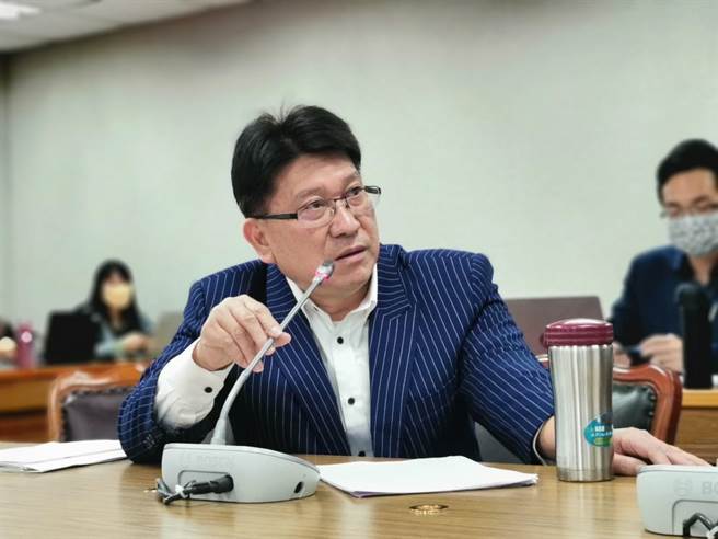 国民党立委林思铭对台大校务会议同意评估在新竹生医园区设实验中学的可行性，认为校方诚意明显不够。（林思铭助理提供／罗浚滨新竹传真）