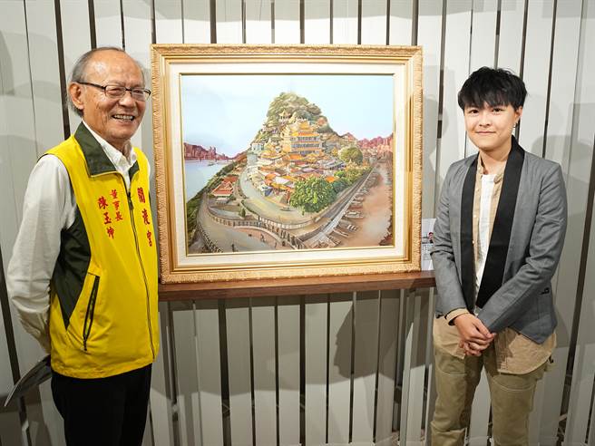 2023关渡宫大专西画新秀奖迈入第8个年头，今年第八届颁奖典礼在今日下午展开，其中首奖新秀奖颁给台湾艺术大学当代视觉文化与实践研究所学生林亚岑（右），获得15万元奖金。(黄敬文摄)