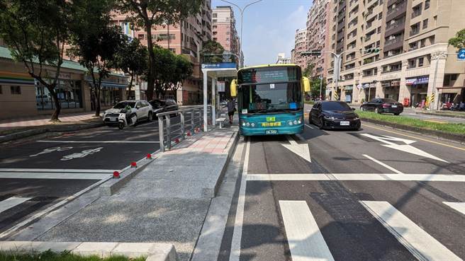 高雄市府交通局改造50座公车候车亭及60座候车座椅，并改善无障碍设施，便利行动不便者。（交通局提供／任义宇高雄传真）