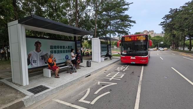 交通局结合高雄在地职棒球队台钢雄鹰，于公车亭设置大型道安宣传海报。（交通局提供／任义宇高雄传真）
