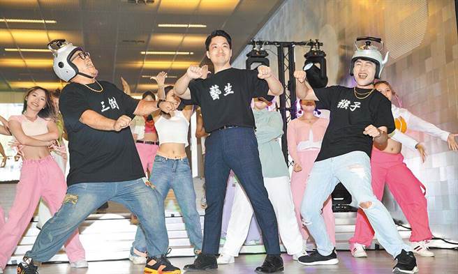 为推广表演艺术，台北市文化局推出「你看戏、我埋单」活动，当时还由市长蒋万安（中）亲演短剧宣传，不过截至赠票截止日执行率不佳，仅只有4成左右。（本报资料照片）