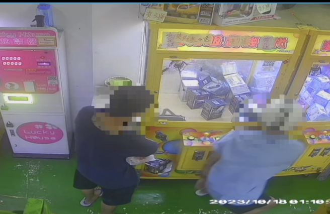 41岁陈姓与47岁郑姓男子行窃画面正巧被拍到。（翻摄画面）