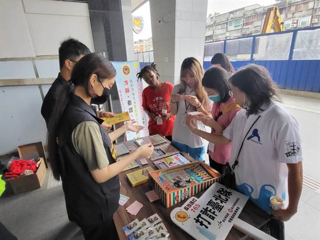 信义分局与区公所合作，在成年礼活动中宣导反毒反诈骗。（翻摄照片／林郁平台北传真）