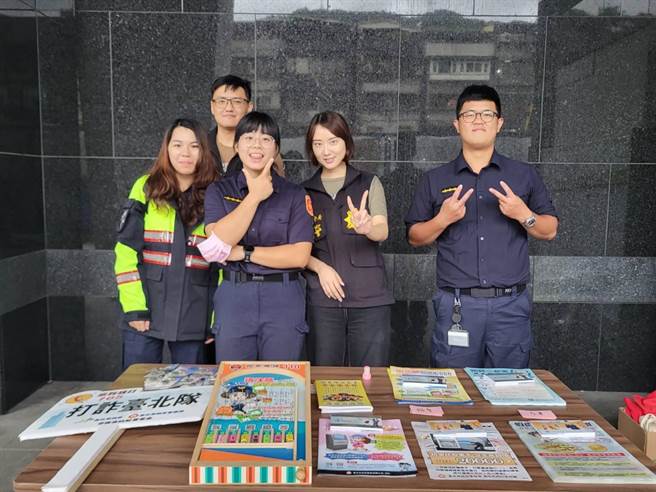 信义分局与区公所合作，在成年礼活动中宣导反毒反诈骗。（翻摄照片／林郁平台北传真）
