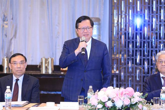 行政院副院长郑文璨到台中主持工商协进会举办「工商午餐会」，会前对记者提问做出回应。（冯惠宜摄）