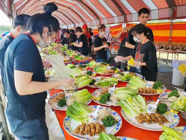 2023全國運動會在台南登場，台南市政府今天下午特地在開幕典禮前席開百桌舉辦「英雄宴」，款待全國各縣市選手。（洪榮志攝）