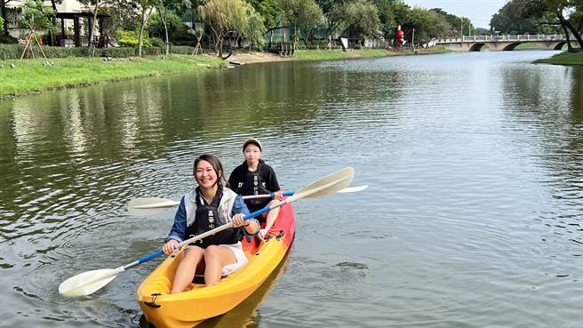 台南盐水「月津港灯节」闻名全台，为了在非节庆期间也能吸引游客，在地商圈今年计画推动独木舟等水上活动。（张毓翎摄）