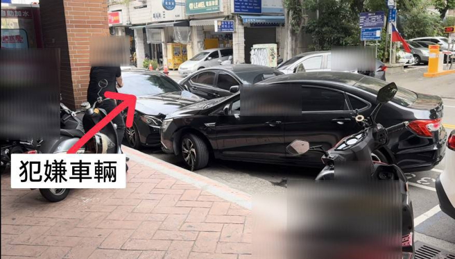 警方用车辆将嫌犯的车困住。（翻摄画面）