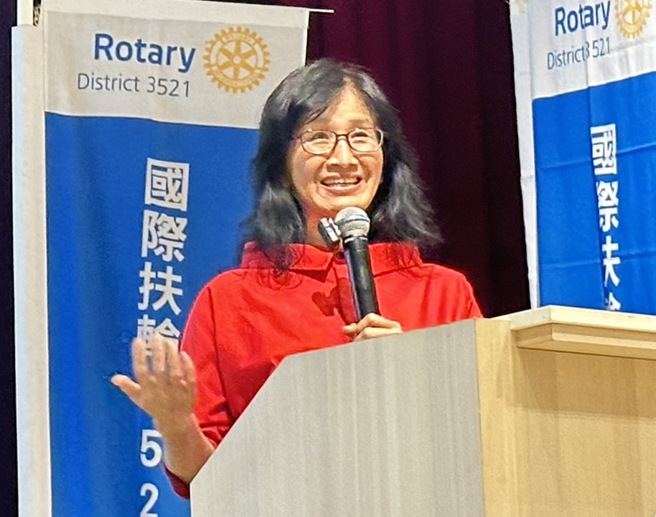 国际扶轮3521地区于2023年10月21号举办生命桥梁十周年论坛，主题为「职场的成长力、竞争力、社会力」，邀请到国泰金控投资长程淑芬女士分享「金融业的永续影响力」。（国际扶轮提供）