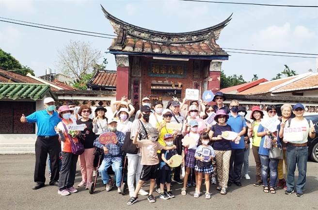 屏東縣政府推出2023走讀客家庄郵輪巴士路線，10月21日起至11月18日，每周六、日發車共計9個梯次，可參訪五溝水全國第一座文化資產法指定客家聚落。（屏縣府提供／林和生屏東傳真）