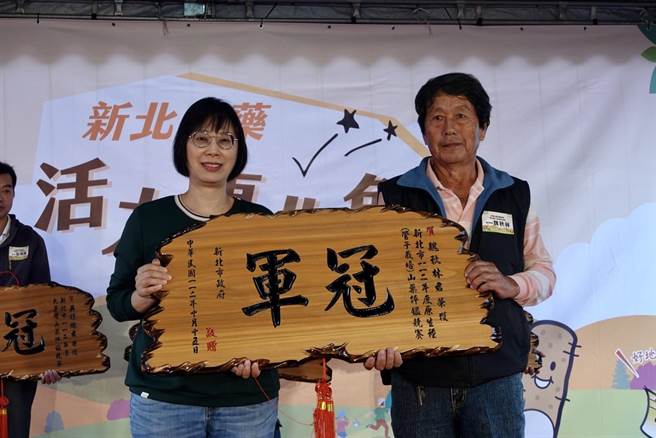 双溪区公所21日在双溪平林农场举办「112年度新北山药评鑑颁奖暨产地展售会」，今年新北市级山药评鑑竞赛共有51组山药农友参加，由贡寮区魏秋林（右一）夺下今年冠军。（刘玮晴摄）