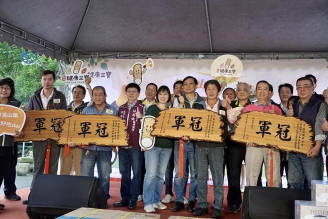 新北市农业局辅导新北市农会办理新北市山药评鑑竞赛，今日于双溪平林农场颁发新北山药冠军，现场不仅贩售生鲜山药及各式农产品，也发放限量100份山药胡椒猪肚鸡汤供民眾试吃。（刘玮晴摄）