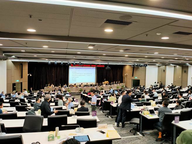 台大今(21)日舉行校務會議，校長陳文章交議的「向教育部申請設立國家重點領域研究學院創新計劃－國際政經學院」一案，引起教師熱烈討論。針對這起提案，台大校務會議也進行投票表決，最後59票贊成擱置，51票反對擱置，結果未通過。(李侑珊攝)