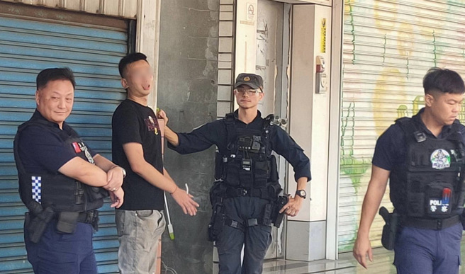 1名21岁简姓男子疑似酒后持西瓜刀及铁铲挥舞，民眾见状后立即报案。（图／警方提供）