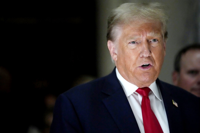 美國前總統川普因公布審理他民事欺詐案的紐約法官恩格隆（Arthur Engoron）的書記官名字與照片，並汙辱對方，20日遭恩格隆開罰5000美元（約新台幣16萬2000元）。（資料照／美聯社）