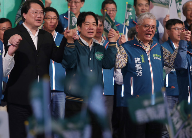 民進黨總統參選人賴清德（左二）21日出席「全國工程界賴清德後援會」成立大會，並且與內政部長林右昌（左一）等一起高呼當選口號。（季志翔攝）