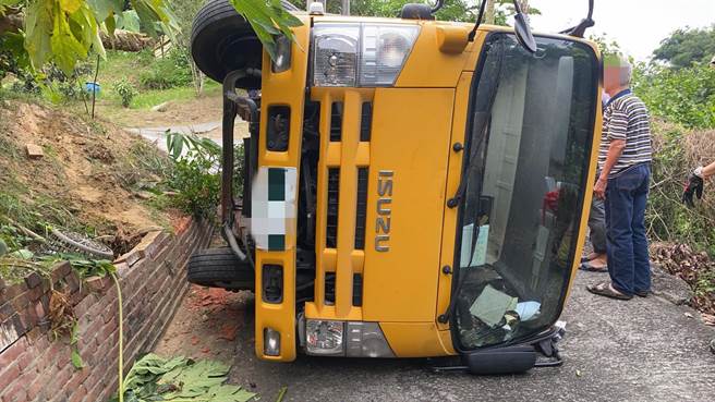 今天下午3點多台南市龍崎區南162-1鄉道傳出重大意外事故，43歲的簡姓工人維修路燈時，因工程車翻覆被壓在車底。（讀者提供／洪榮志台南傳真）