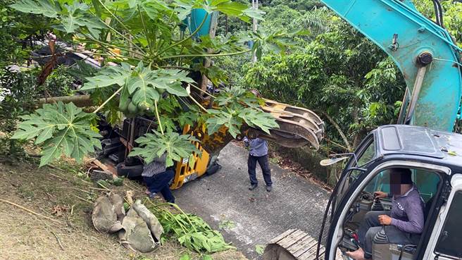 今天下午3點多台南市龍崎區南162-1鄉道傳出重大意外事故，43歲的簡姓工人維修路燈時，因工程車翻覆被壓在車底。（讀者提供／洪榮志台南傳真）