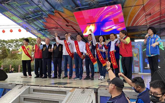 国民党总统参选人侯友宜（中）21日傍晚前往桃园新屋长祥宫参拜，他高喊盼重启两岸经济与文化交流，让大家一起平安过好日子。（蔡明亘摄）