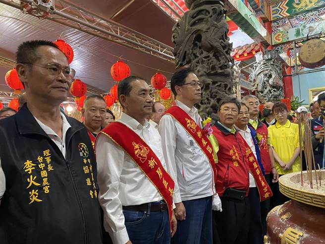 国民党总统参选人侯友宜（左二）21日傍晚前往桃园新屋，出席新屋长祥宫五谷神农大帝秋祭大典及祈福平安宴会。（蔡明亘摄）