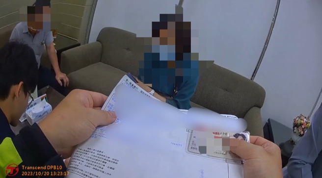 新北市林口區1名70歲董姓婦人，欲匯款170萬元，行員擔心婦人遭到詐騙，於是通報警方處理。（翻攝畫面）