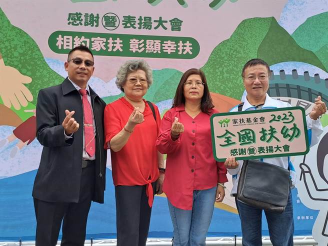 金門家扶中心今年共有4人獲獎，分別為扶幼楷模許燕輝(左一)、志工楷模陳蓬(左二)、兒保楷模翁明惠(右二)，以及自立楷模陳媽愛(右一)，今日特別赴台參加全國扶幼表揚大會接受表揚。(圖／金門家扶中心提供)