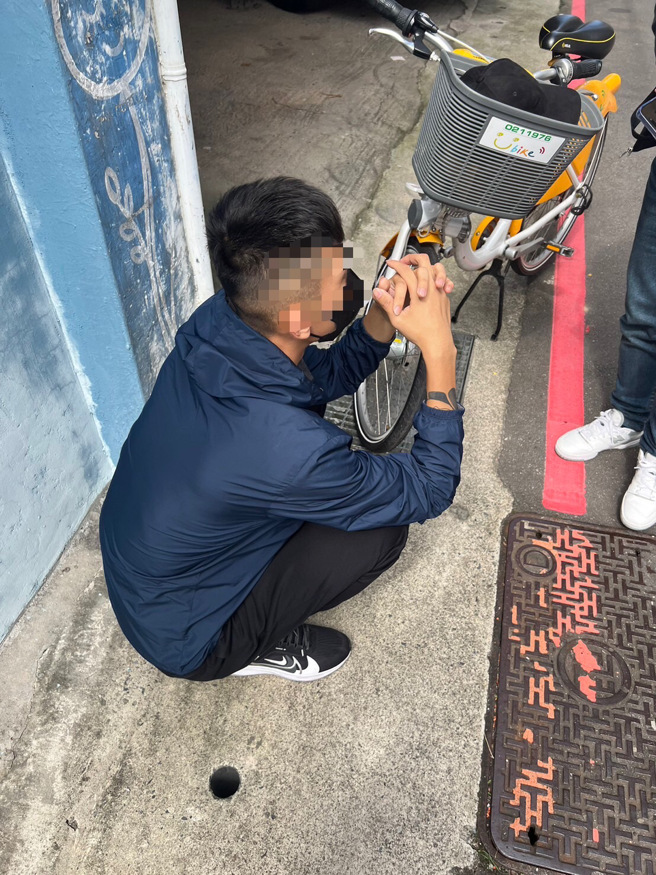 警方逮捕監控車手之20歲吳姓男子。（圖／警方提供）