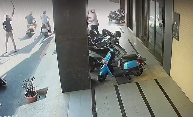 21岁简姓男子21日上午10点多，于鼓山区九如四路与逢甲路口持刀挥舞，当时还持刀作势攻击骑士。（翻摄照片／洪靖宜高雄传真）