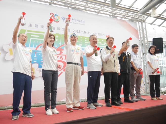 活動由台南市社會局長盧禹璁、後壁區長陳玉惠、柳營區區長顏文穗、奇美醫療體系決策經營委員會副主委邱仲慶、柳營院區院長黃順賢等人鳴笛。（圖片來源：柳營奇美醫院提供）