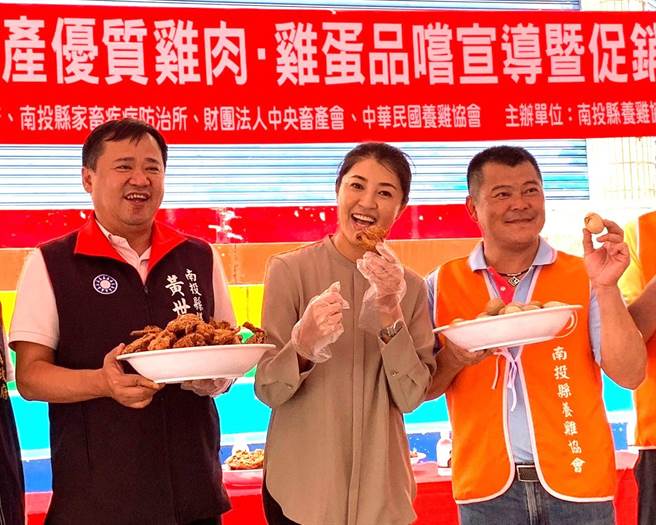 南投县长许淑华（中）大口吃炸鸡推广国产鸡肉。曾雪蒨摄
