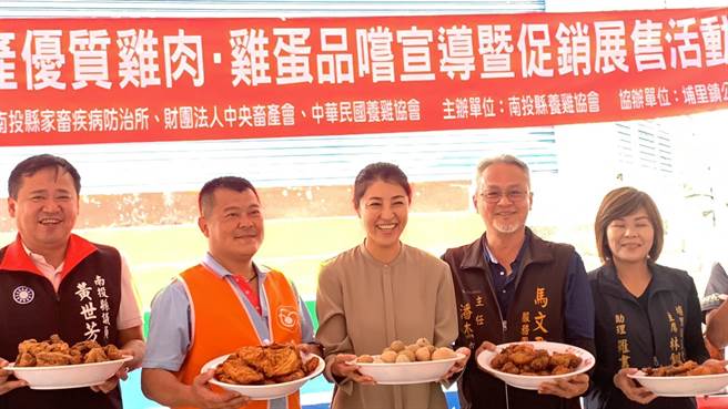 南投县长许淑华(中)跟南投县养鸡协会理事长马东生(左二)等代表一人一道鸡料理推广国产品。曾雪蒨摄