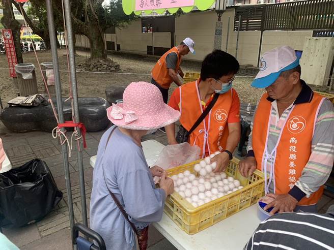 南投县养鸡协会促销新鲜又安全的国产鸡蛋一盒只卖50元，民眾排队抢购。曾雪蒨摄