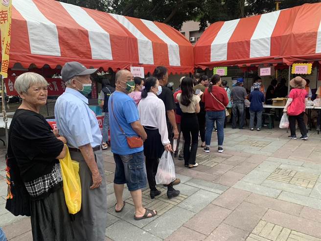 埔里仁爱公园内民眾井然有序排队买安全国产鸡蛋与鸡肉。曾雪蒨摄
