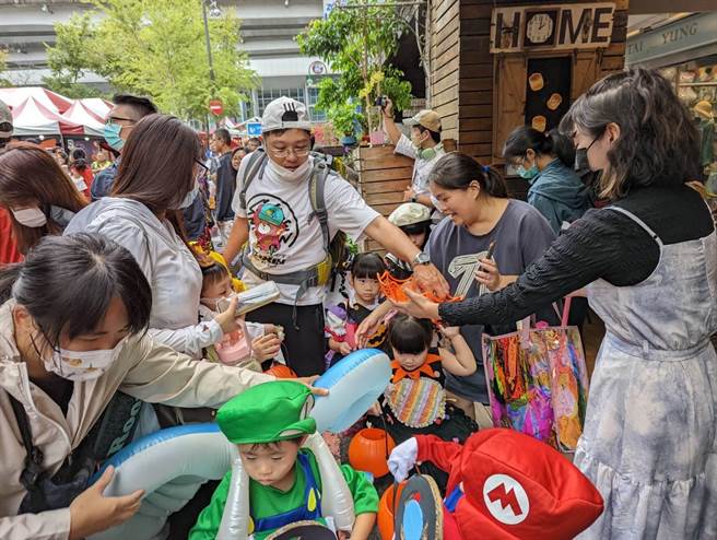 大小朋友们沿途向店家捣蛋索取糖果。（黄敬文翻摄）