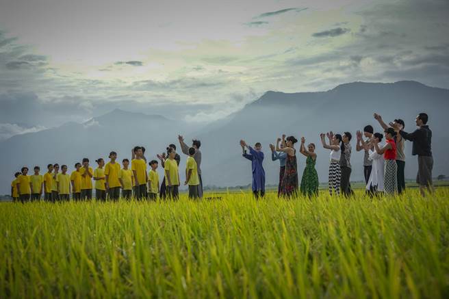 云门舞集创办人池上的孩子以十堂课学会林怀民代表作《薪传》里的〈耕种与丰收〉段落。（台湾好基金会提供／李欣恬台北传真）