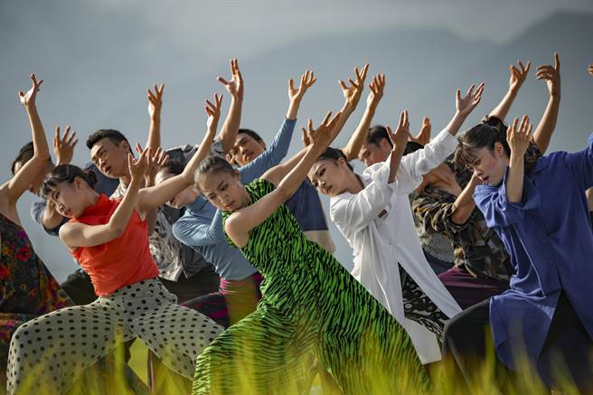 「池上秋收稻穗艺术节」今年迈入15周年，过去经常到艺术节演出的云门舞集也刚好满50周年，台湾好基金会与池上乡文化艺术协会邀请云门重返池上演出。（台湾好基金会提供／李欣恬台北传真）