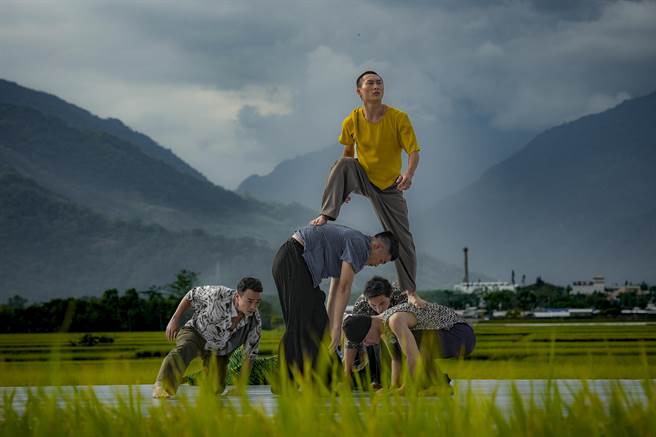 云门舞集创舞者以天地为舞台，在户外演出，也需要克服刮风、下雨、出大太阳等考验。（台湾好基金会提供／李欣恬台北传真）