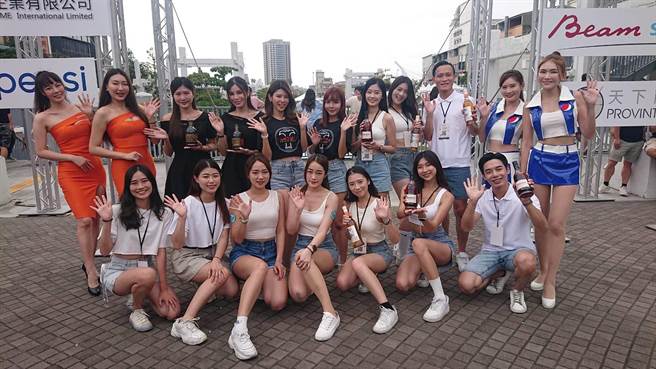 台南市餐酒嘉年华活动21日傍晚在河乐广场登场，现场有酒促小姐为活动增色。（程炳璋摄）