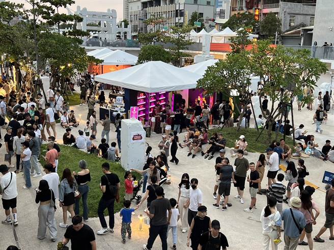 台傲日餐酒嘉年华活动21日傍晚在河乐广场登场，现场涌入上万名游客。（程炳璋摄）