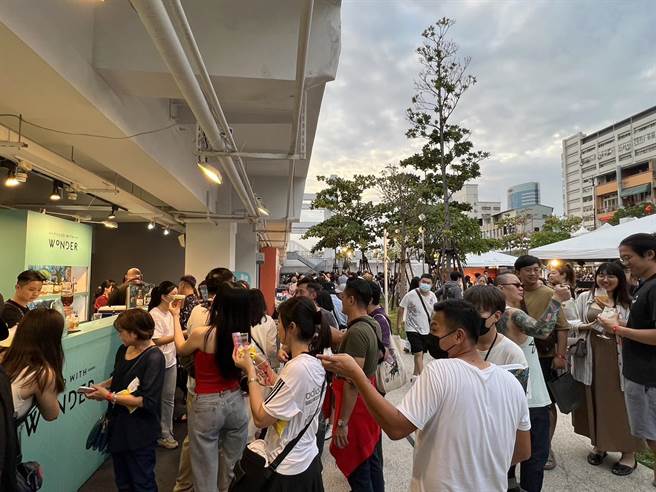 台南市餐酒嘉年华活动21日傍晚在河乐广场登场，许多知名调酒摊位前有游客大排长龙。（程炳璋摄）