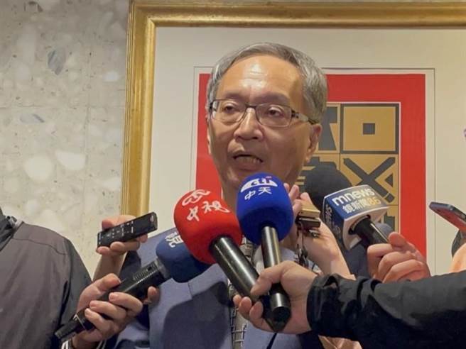 衛福部長薛瑞元今天（21）出席第33屆醫療奉獻獎頒獎典禮前受訪。（王家瑜攝）