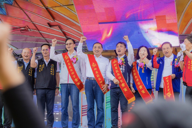 國民黨總統參選人侯友宜今（21）日下午在桃園市長張善政、立委參選人涂權吉的陪同下，至新屋長祥宮參加中華神農大帝協進會秋祭大典。（侯競辦提供）