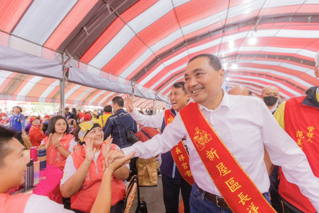 國民黨總統參選人侯友宜今（21）日下午在桃園市長張善政、立委參選人涂權吉的陪同下，至新屋長祥宮參加中華神農大帝協進會秋祭大典。（侯競辦提供）