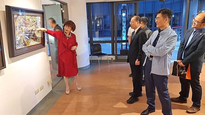 法官郭豫珍21日在国立台北大学三峡校总区图书馆举办「蓝色艺思」公义画展。（翻摄照片／林郁平台北传真）