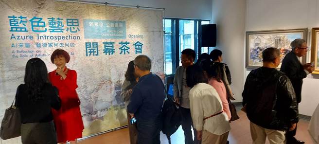 法官郭豫珍21日在国立台北大学三峡校总区图书馆举办「蓝色艺思」公义画展。（翻摄照片／林郁平台北传真）