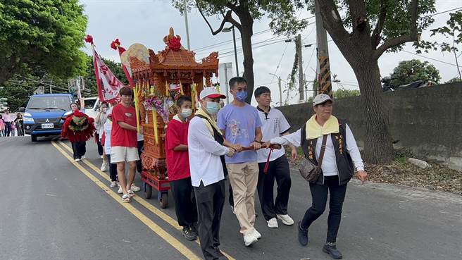 广兴宫三尊王爷及夫人中午12点就上轿，1点准时徒步出发，七崁武术文教基金会前董事长李明哲亲自到庙内恭送。（周丽兰摄）