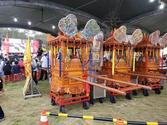 三山国王抵达后坐在观眾席，前方摆设案桌，一边欣赏节目也接受民眾祈福。（周丽兰摄）