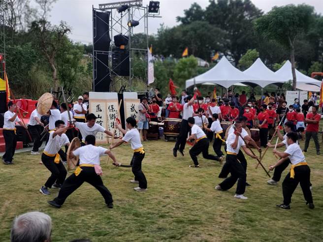 七崁武术嘉年华会今年復刻勤习堂的「连环振」，现场涌进千余名民眾欣赏。（周丽兰摄）