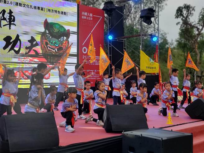 七崁武术嘉年会由安定国小幼儿园、大鸟幼儿园、西光幼儿园表演舞旗揭开序幕。（周丽兰摄）